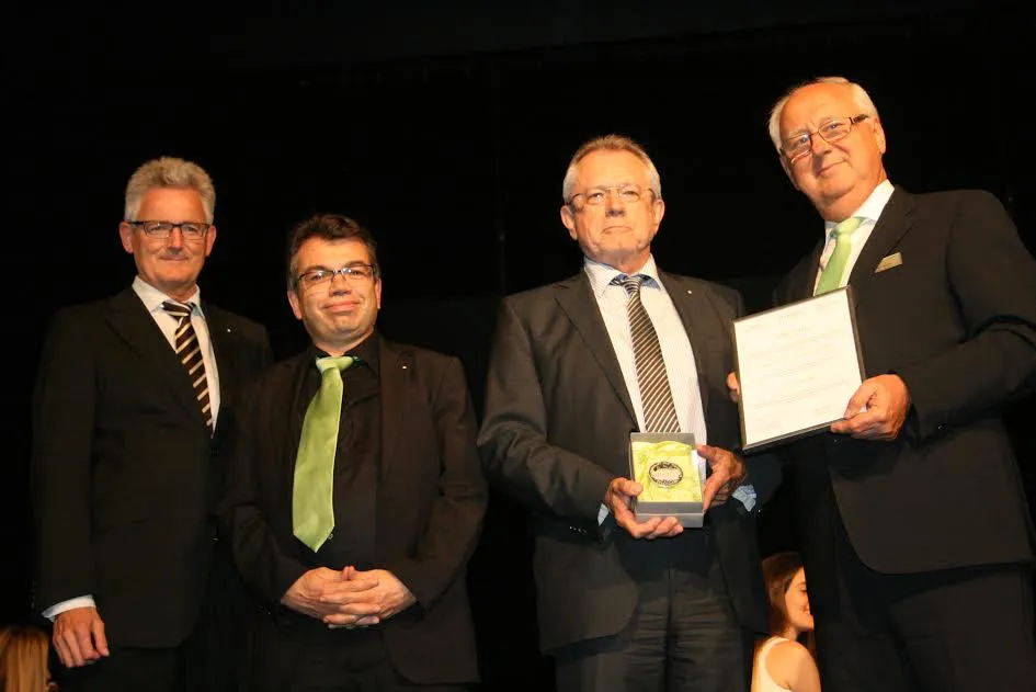 Nobert Müller (rechts) überreichte Prof. Dr. Günther Grabatin (2. von rechts) die  Ehrenmedaille von StudiumPlus im Beisein von Grabatins Nachfolger als THM-Präsident,  Prof. Dr. Matthias Willems (2. von links) und Prof. Dr. Harald Danne. Foto: THM Studium Plus
